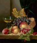 Корзина  персиков с виноградом и малиной и ром на деревянном выступе